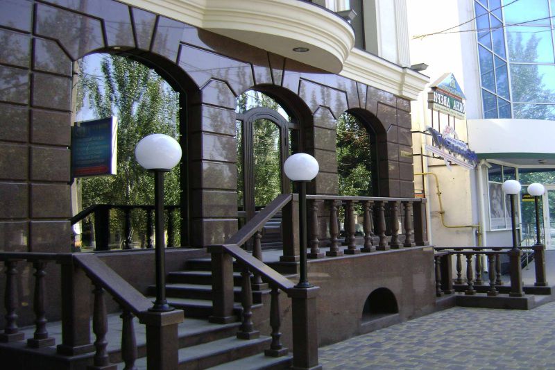 фасад из гранита